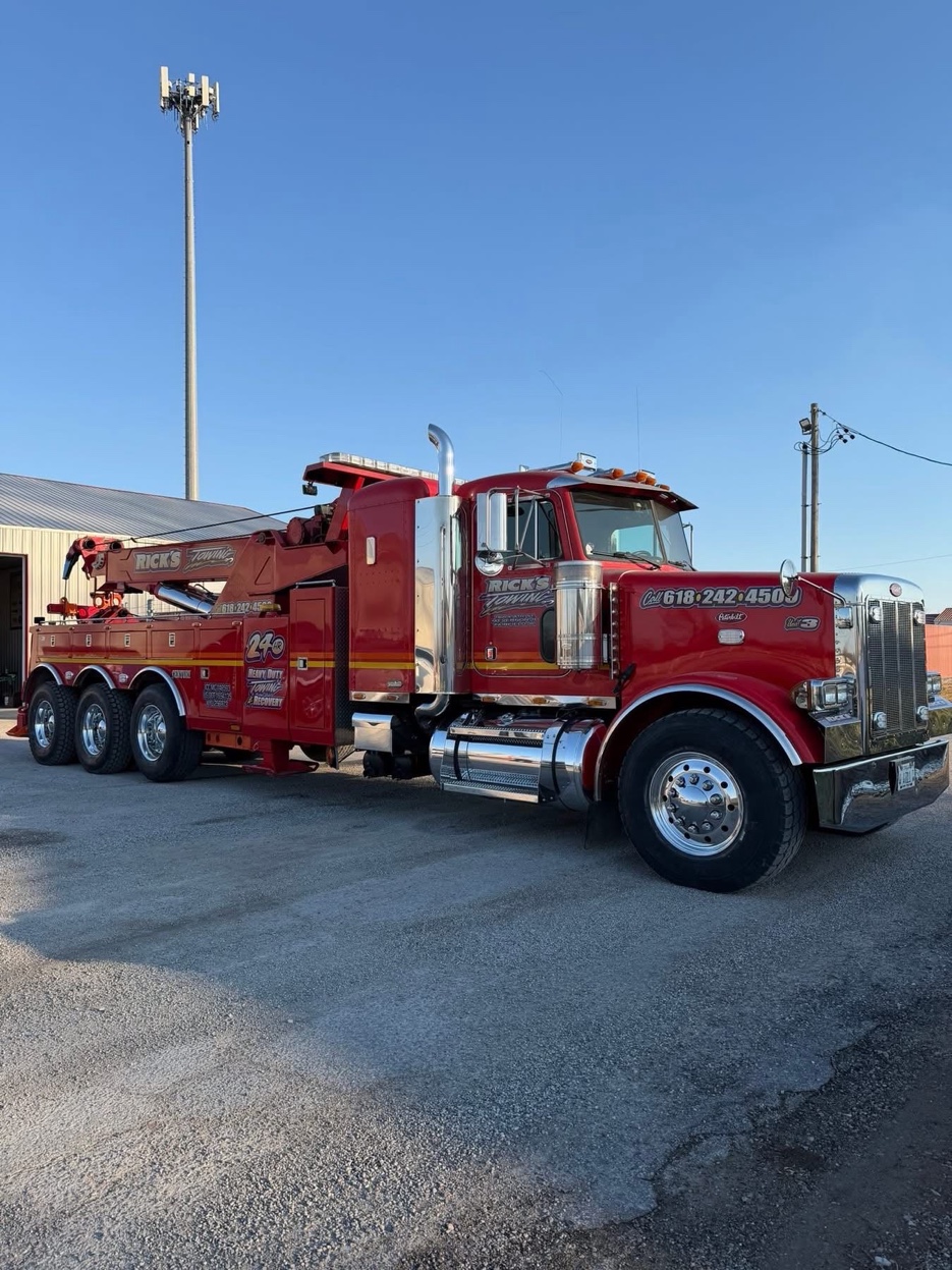 Rick's Towing heavy duty Peterbilt wrecker — semi towing Southern Illinois